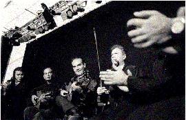 Juan Carmona z zespołem (Internet + własne zaangażowanie)