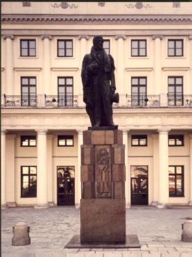 Pomnik Bogusławskiegi przed T. Narodowym (Teatr Narodowy)