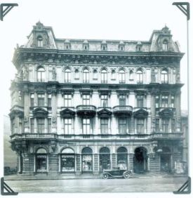 Kamienica Wedla przy Szpitalnej 8, gdzie mieści się „Staroświecki sklep” (1937r.) z pijalnią czekolady. (Rzeczpospolita)