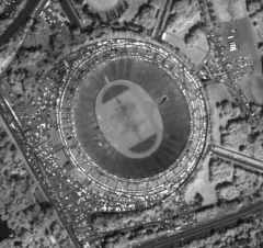 Stadion Dziesięciolecia z kosmosu ("Wypożyczone" z http://geosystems.com.pl/gal_pot.htm)