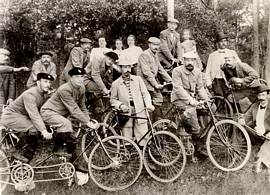 Polska pod zaborem rosyjskim, 1889 Członkowie Warszawskiego Towarzystwa Cyklistów na wycieczce do Ojcowa. Fot. Warszawskie Towarzystwo Cyklistów i Ośrodek KARTA.