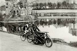 Warszawa, 1907. Zawodnicy wyścigów kolarskich za prowadzeniem motoru na Dynasach - lider Leonard Piotrowski i sztajer Henryk Weiss. Fot. Warszawskie Towarzystwo Cyklistów i Ośrodek KARTA.