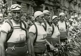 Warszawa, 1948 Uczestnicy VII Wyścigu Tour de Pologne (od lewej) Bolesław Napierała, Lucjan Pietraszewski, Henryk Czyż, Władysław Wandor oraz Roman Bukowski. Fot. Warszawskie Towarzystwo Cyklistów i Ośrodek KARTA