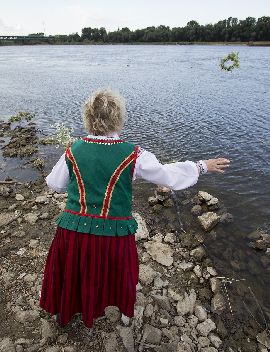 Gospodyni też rzuca wianek