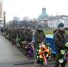 Przygotowanie do uroczystości na pl. Piłsudskiego