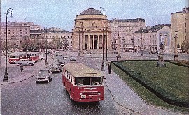 Autobus Chausson na Pl. Trzech Krzyrzy. 