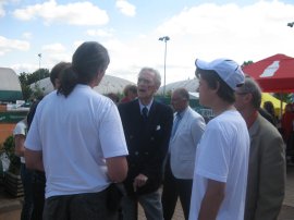 Bohdan Tomaszewski (w środku) i zwycięzca singla chłopców Matejow Burilow (w białej czapce)