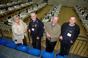 Od lewej: Prof. Katarzyna Chałasińska-Macukow, prof. Jan Madey, autor zdjęć David Hill, prof. Krzysztof Diks