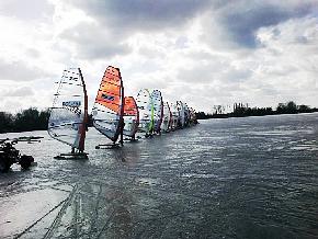 Drugi dzień Mistrzostw Polski w Windsurfingu Śnieżno Lodowym 2013 r