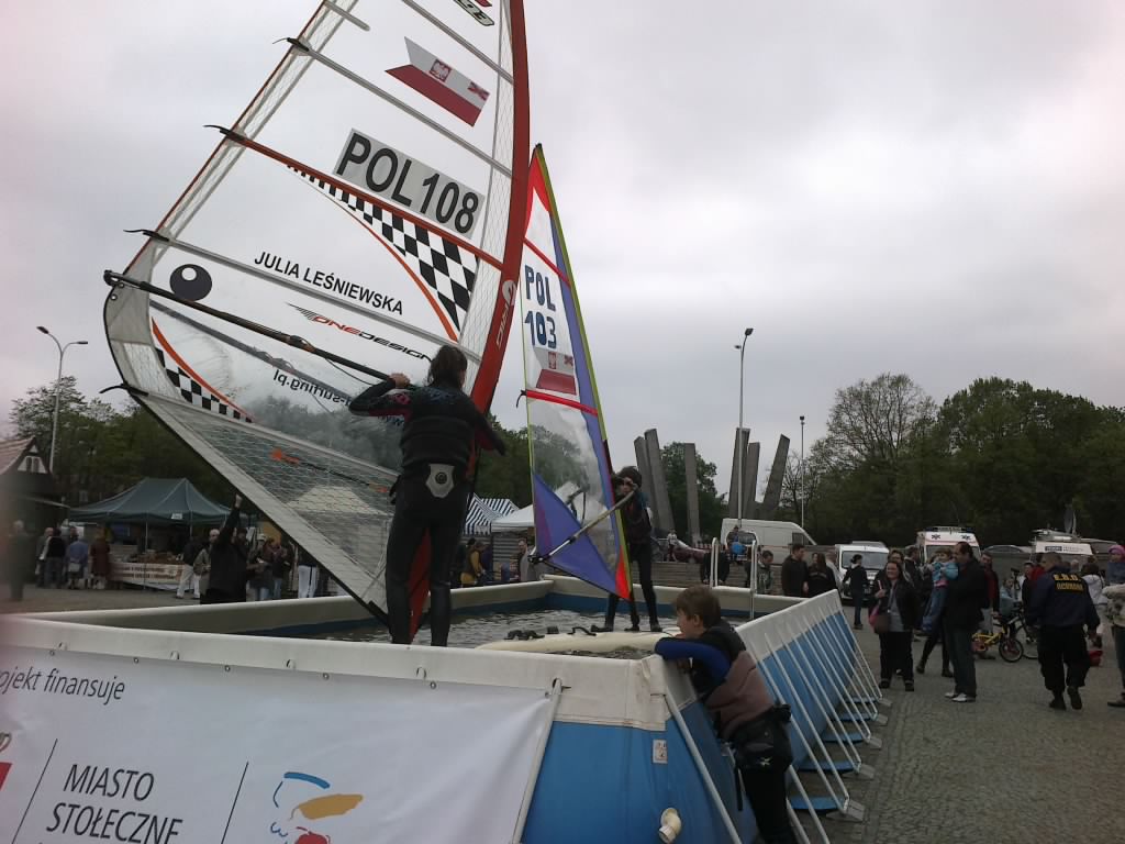 Windsurferzy pływają w basenie