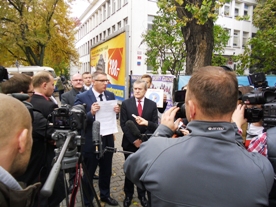 Przemysław Wipler (Republikanie) i prof. Piotr Gliński (PiS), z dziennikarzami.