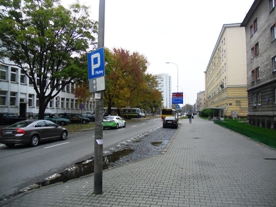 Wolne miejsca w zatoce na zaparkowanie Gronkobusa odległości kilkudziesięciu metrów.