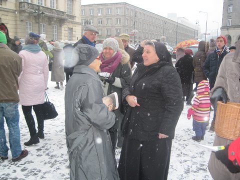 Siostra Michaela rozmawia z ofiarodawczyną