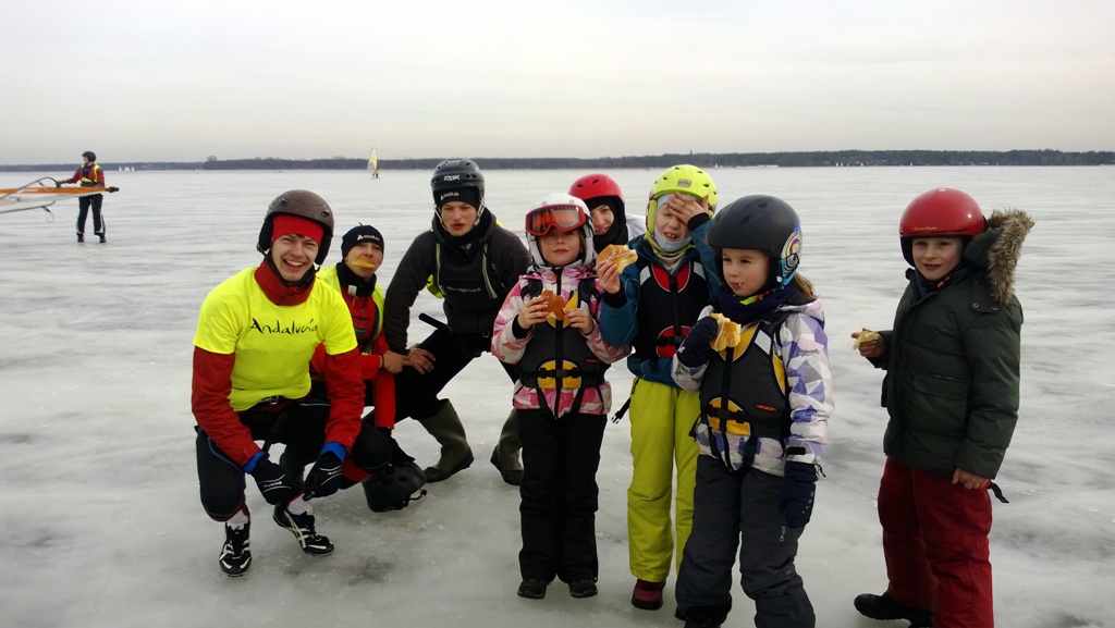 Pozowanie do zdjęcia - Mistrzostwa Polski w Windsurfingu Śnieżno-Lodowym