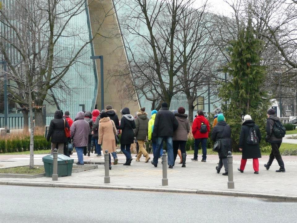 Sacerowicze zmierzają ku Muzeum Żydów Polskich